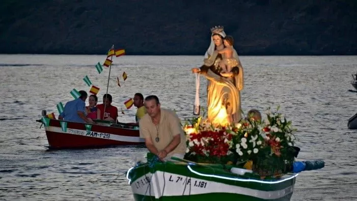 Hoguera en la playa durante la Noche de San Juan en La Caleta